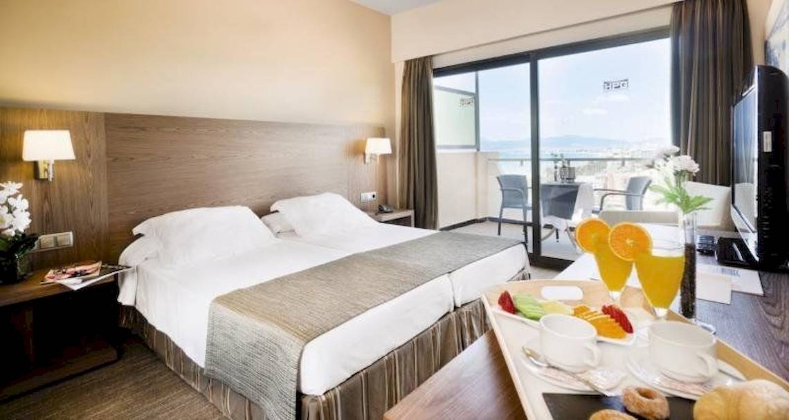 Doppelzimmer im Playa Golf Hotel mit Frühstückstablett und Meerblick