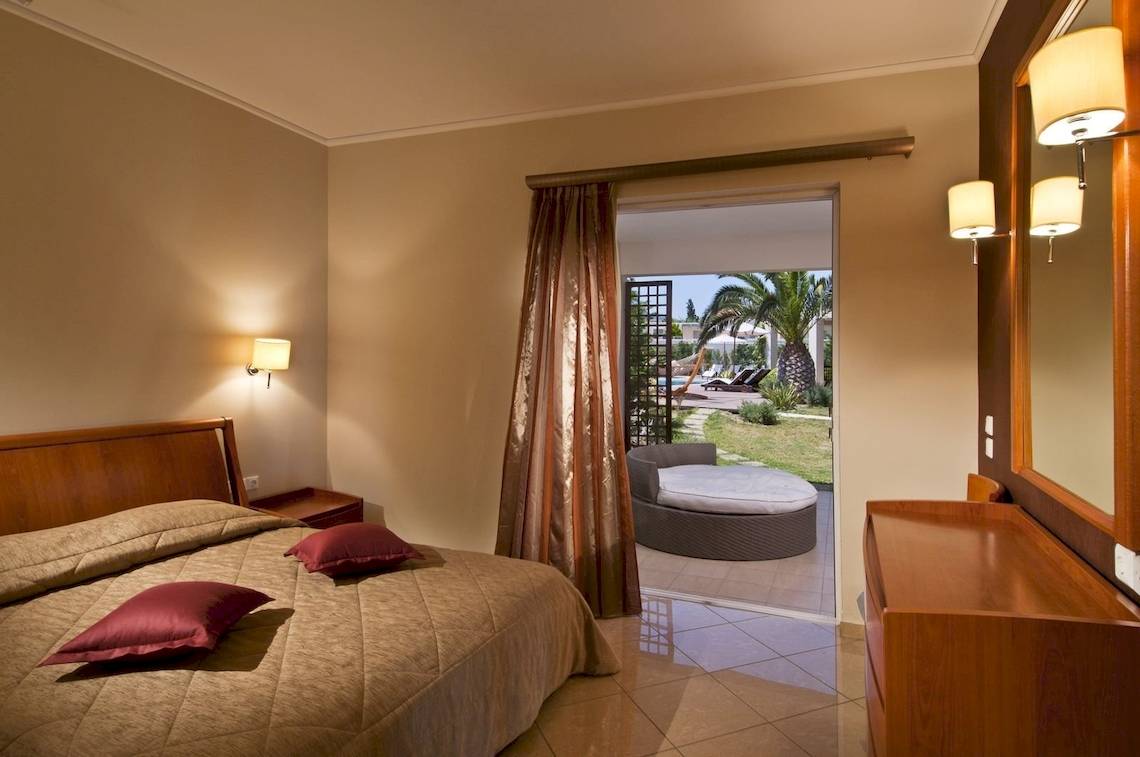Schlafzimmer im Kipriotis Village Resort mit offenem Ausgang zum Garten