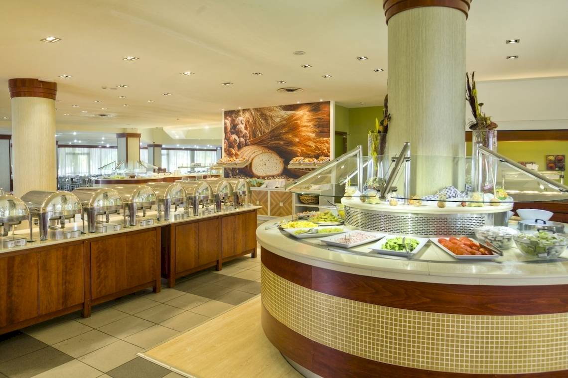 Buffetbereich des Kipriotis Village Resort Hotels mit verschiedenen Gerichten.