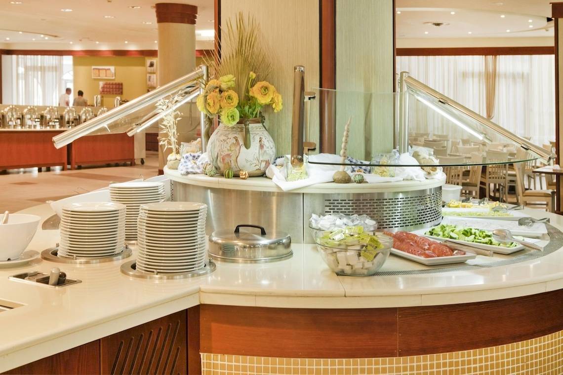 Frühstücksbuffet im Kipriotis Village Resort mit verschiedenen Speisen und Dekor.