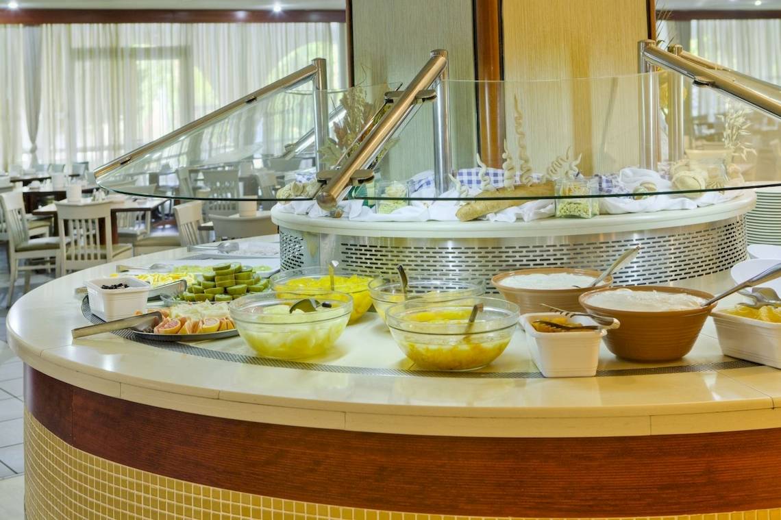 Frühstücksbuffet im Kipriotis Village Resort mit verschiedenen Speisen und Schüsseln.