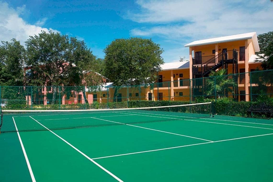 Tennisplatz vor dem Riu Lupita Hotel mit Gebäuden im Hintergrund.