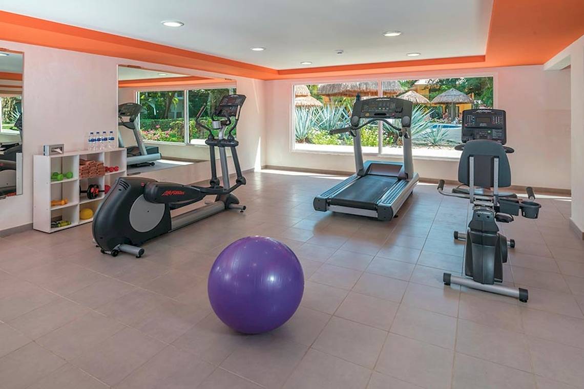 Fitnesscenter im Riu Lupita Hotel mit Laufband, Crosstrainer und Medizinball
