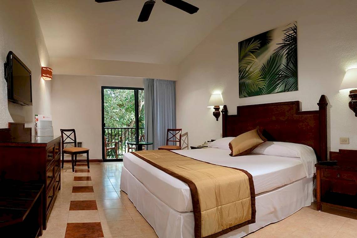 Innenansicht eines Zimmers im Riu Lupita Hotel mit Doppelbett, Fernseher und Balkon