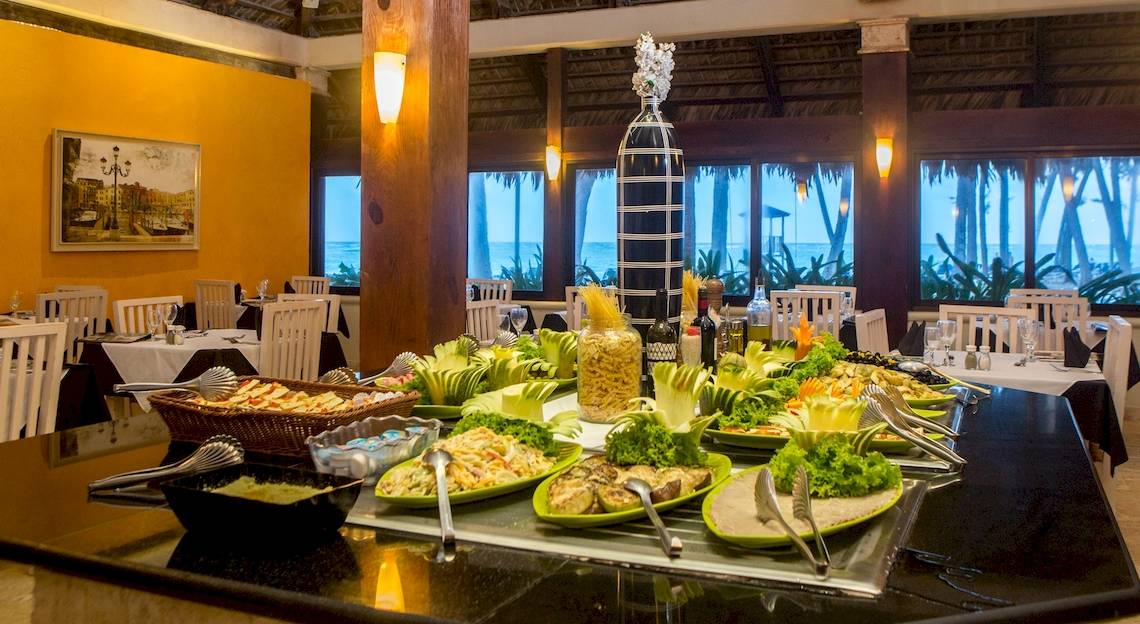Buffet im Vista Sol Punta Cana Beach Resort & Spa mit Blick auf den Ozean.