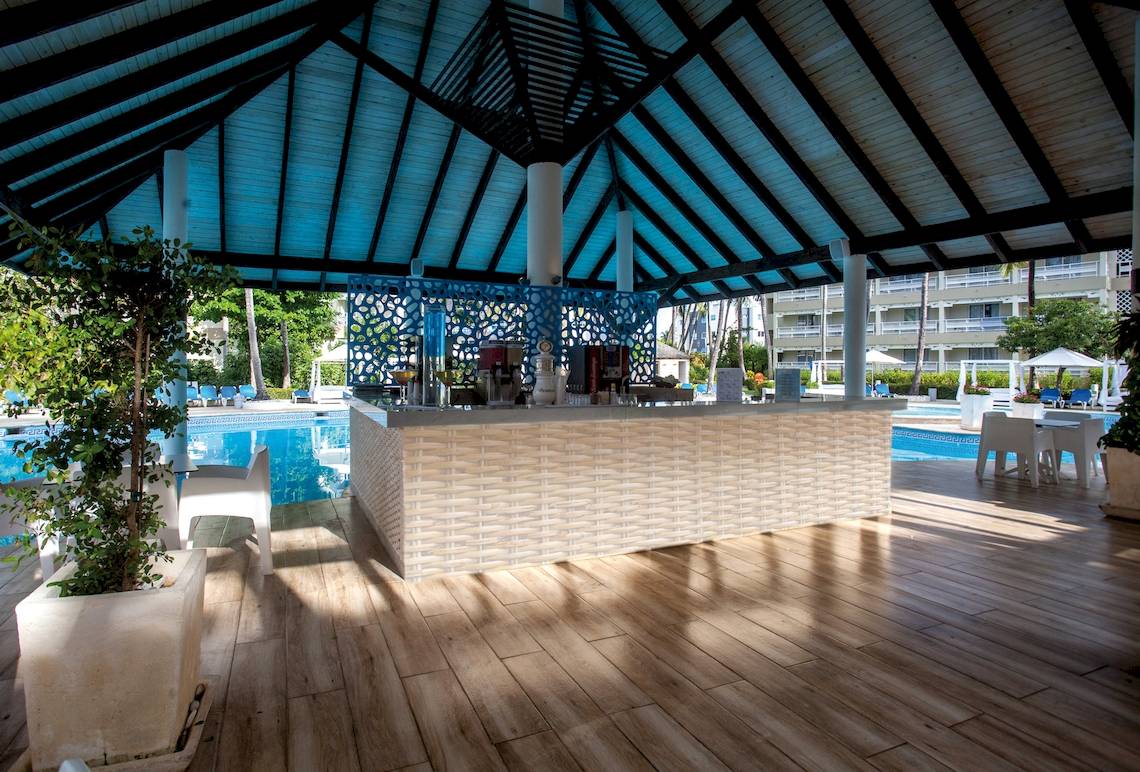 Pool-Bar im Vista Sol Punta Cana Beach Resort & Spa mit Blick auf den Pool und der Umgebung.