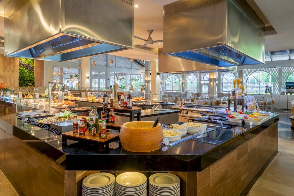 Buffettisch im Hotel Vista Sol Punta Cana mit verschiedenen Speisen und Zutaten.