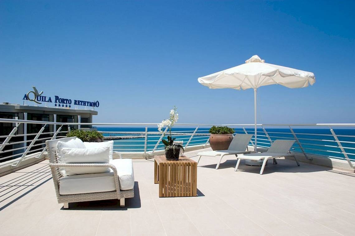 Außenterrasse des Aquila Porto Rethymno Hotels mit Blick auf das Meer