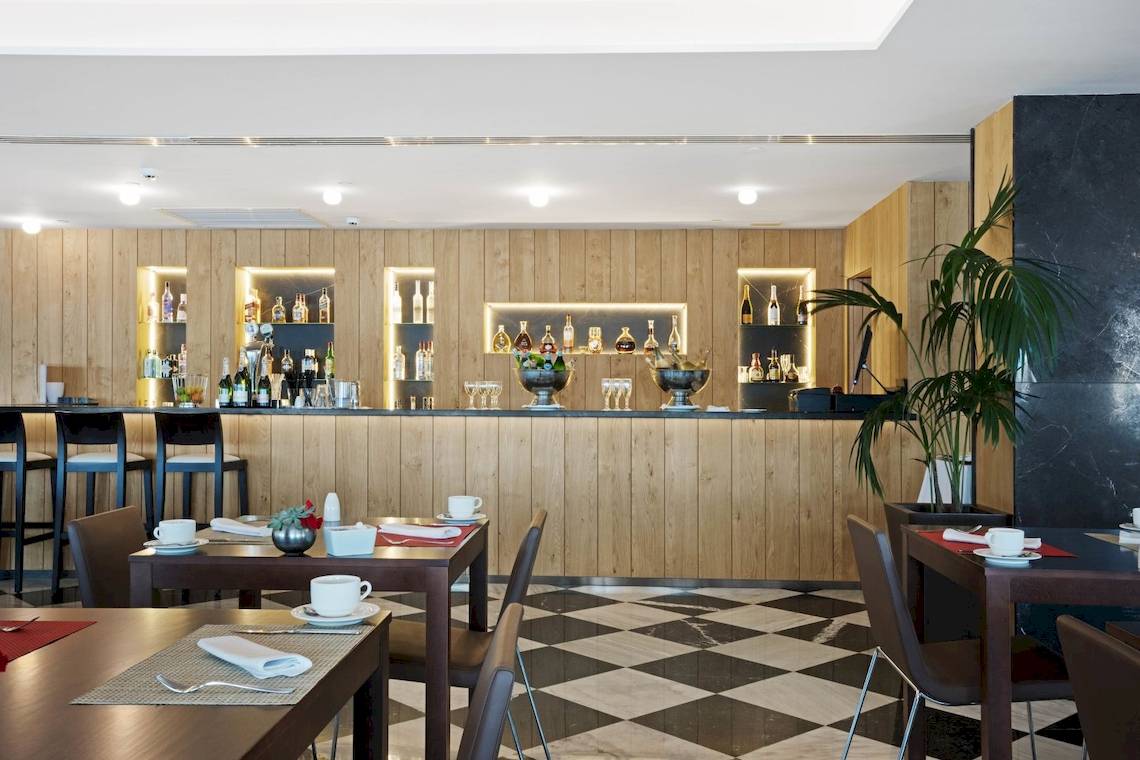Innenansicht der Bar im Pure Salt Garonda Hotel mit Holztheken und modernem Interieur.