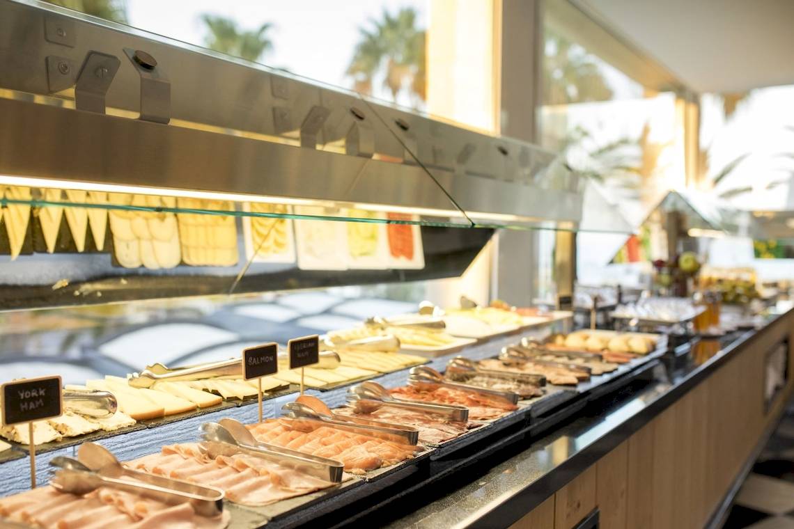 Buffet im Pure Salt Garonda Hotel mit verschiedenen Fleisch- und Wurstsorten.