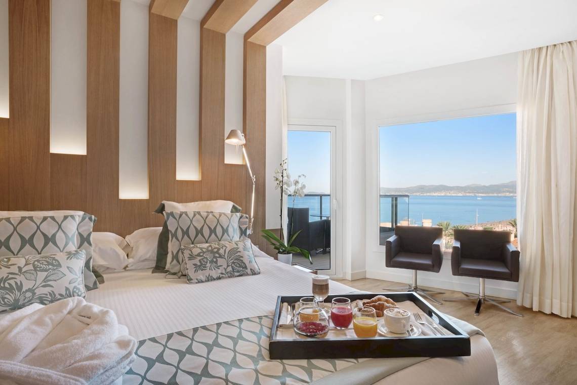 Hotelzimmer von Pure Salt Garonda mit Blick auf das Meer und Balkon.