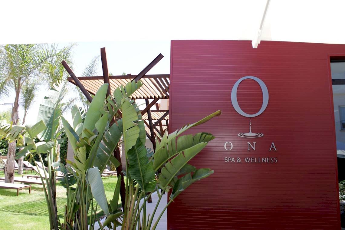 Außenbereich des Pure Salt Garonda Hotels mit O NA Spa & Wellness Schild.