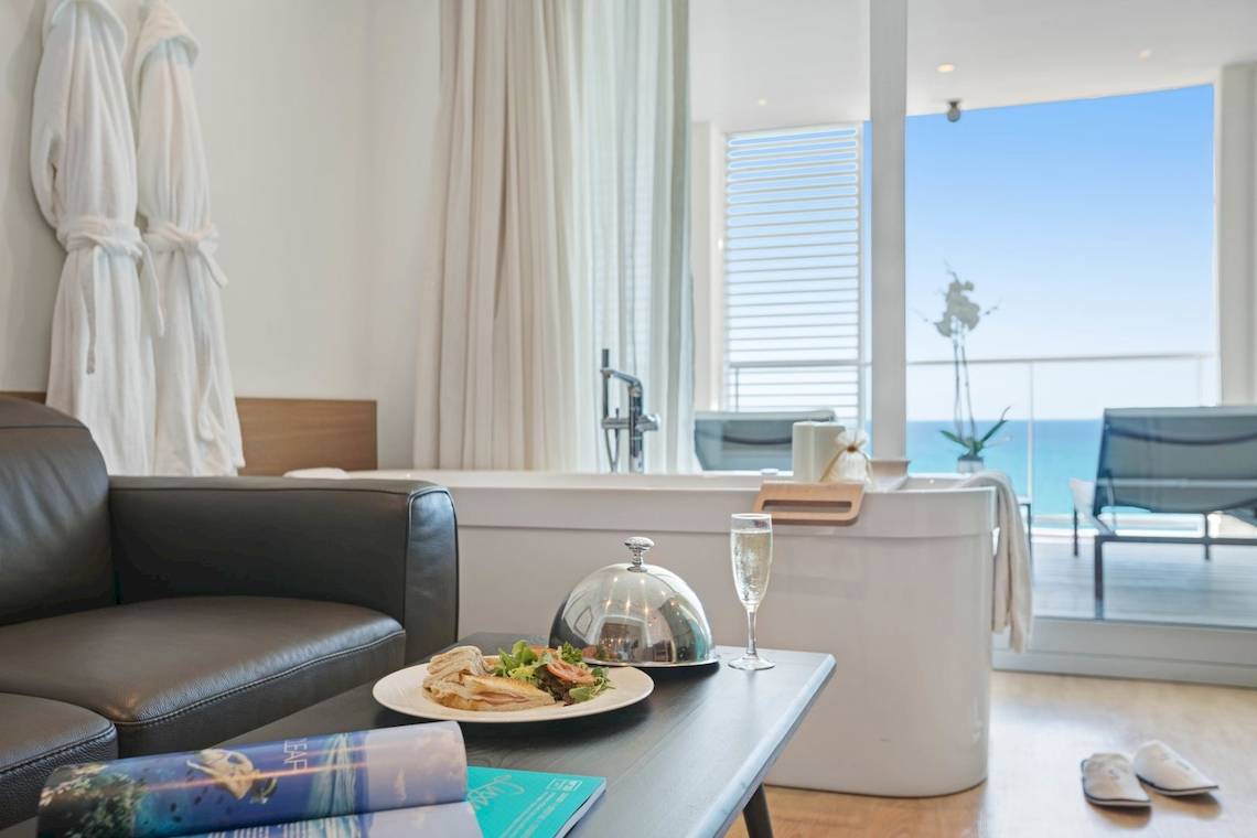 Innenansicht einer Hotelsuite im Pure Salt Garonda mit Blick auf das Meer.