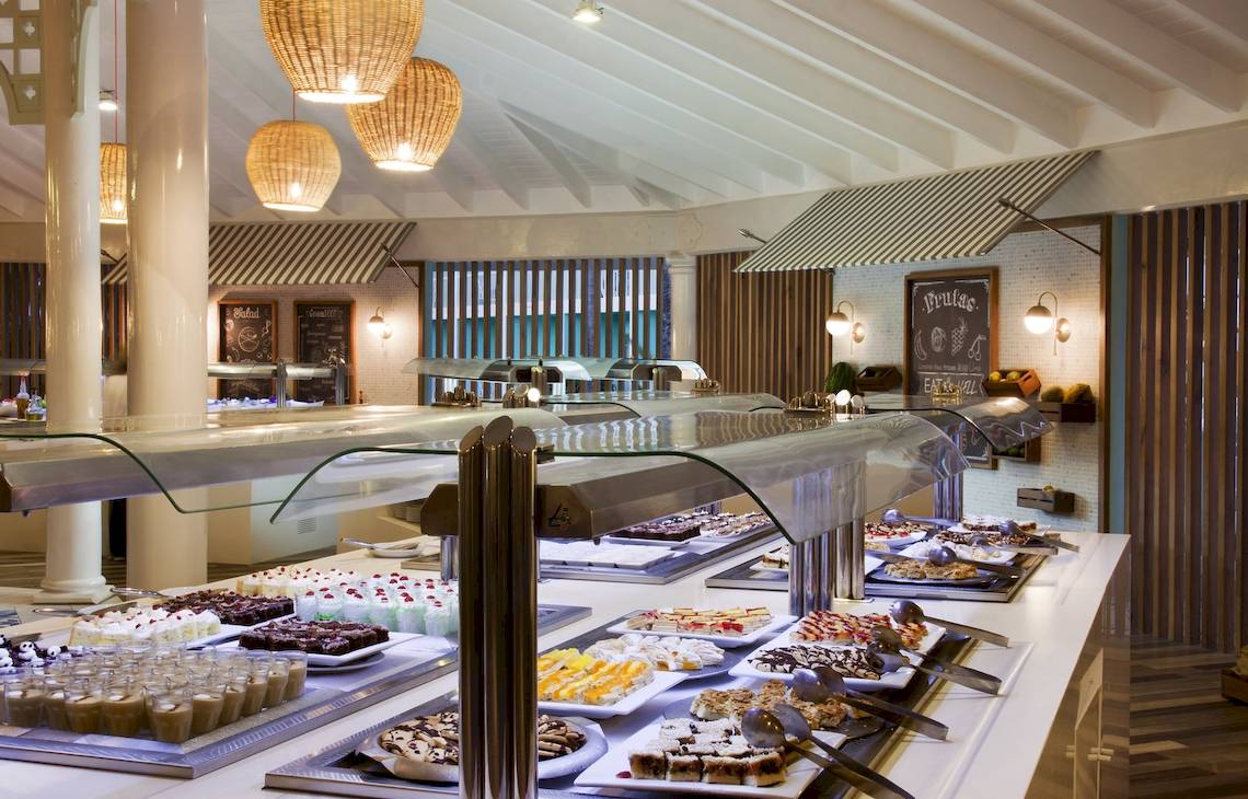 Buffet mit verschiedenen Speisen im Gran Ventana Beach Resort.