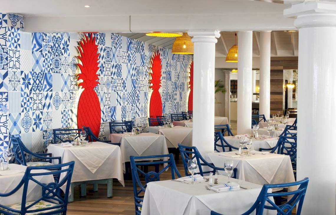 Innenbereich des Restaurants im Gran Ventana Beach Resort mit blauen Stühlen und Tischen.