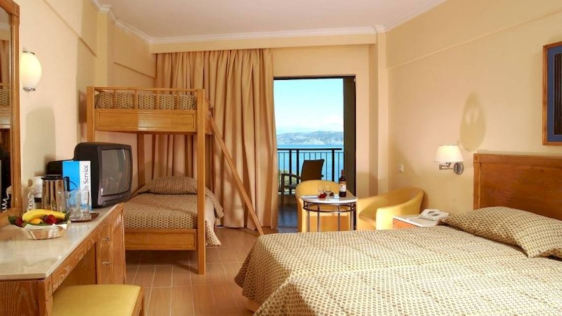 Doppelzimmer mit Meerblick im Atlantica Nissaki Beach Hotel, mit zwei Betten, Fernseher, Balkon und Meersicht.
