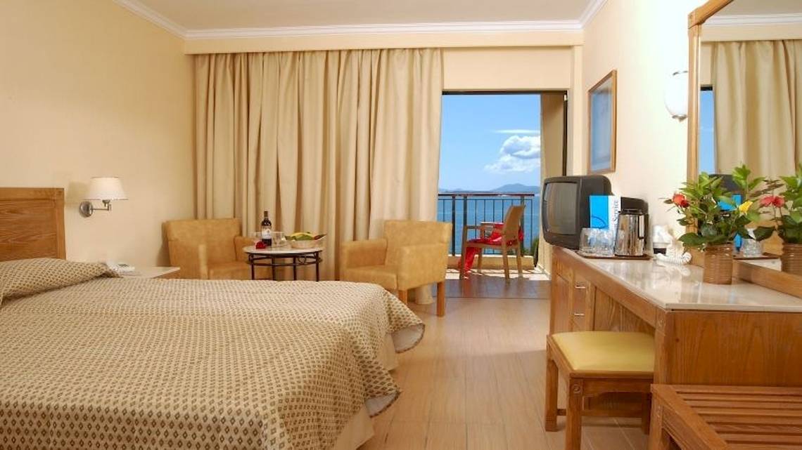 Hotelzimmer im Atlantica Nissaki Beach Hotel mit Blick auf das Meer und Balkon.