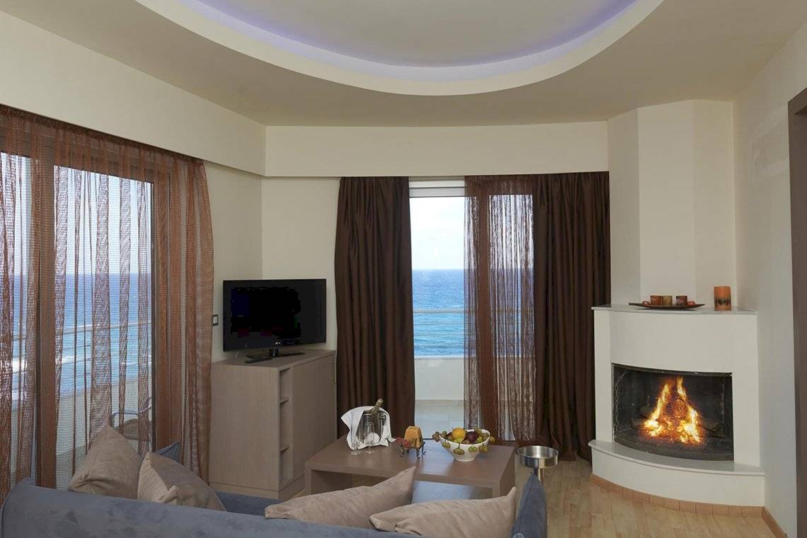 Wohnzimmer mit Fernseher und Meerblick im Pegasos Deluxe Beach Hotel