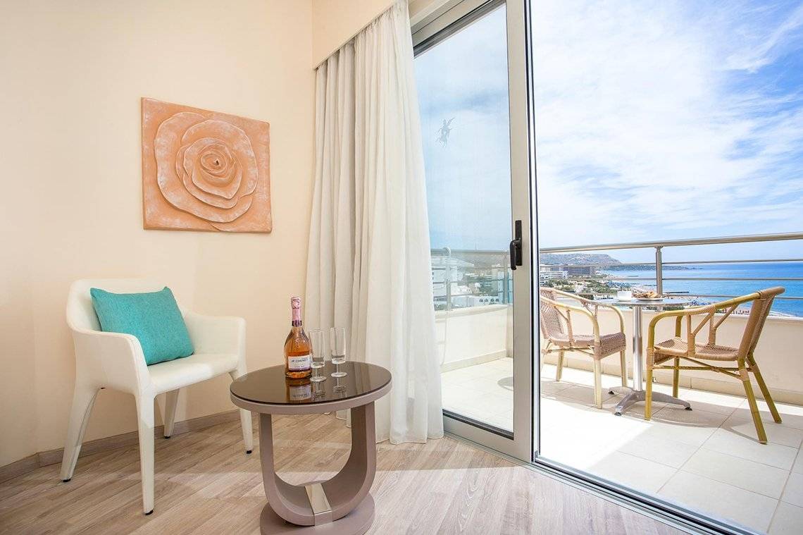 Hotel Balkon mit Meerblick und Tisch mit Champagnerflasche und Gläsern