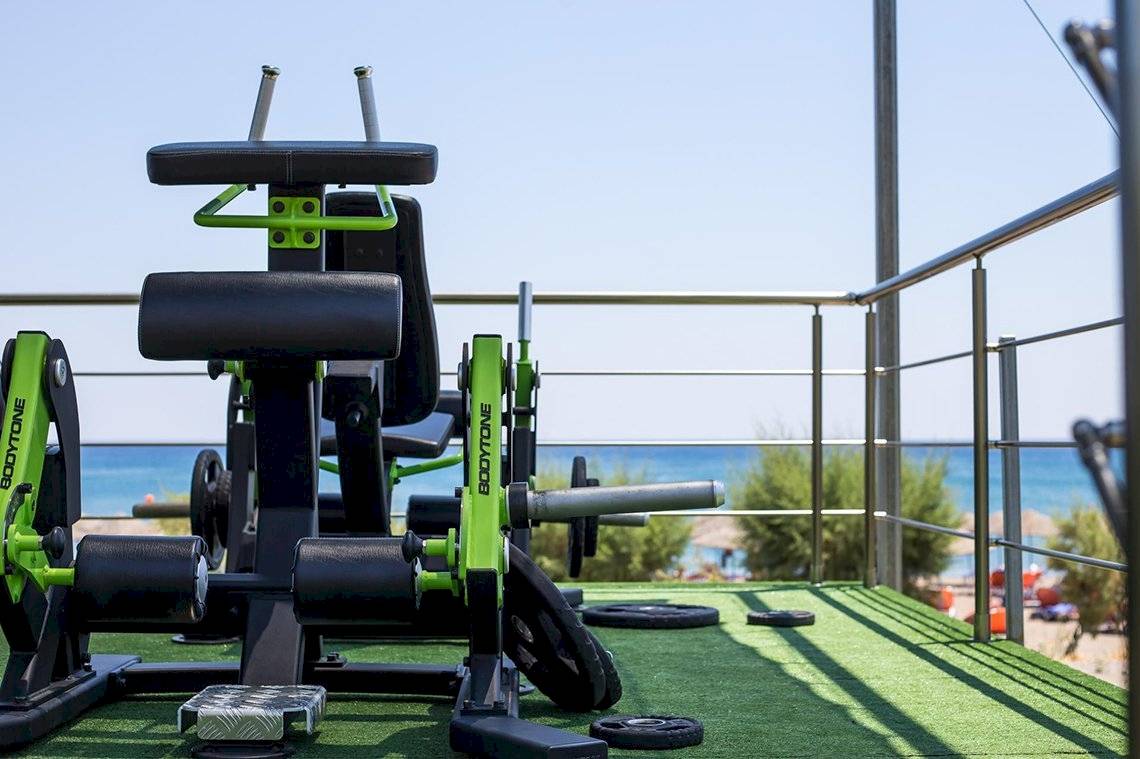 Fitnessgeräte auf der Terrasse mit Blick auf den Strand und das Meer