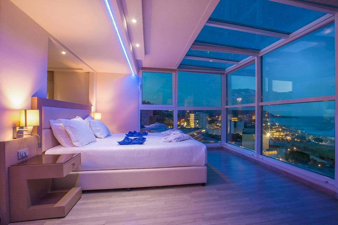 Schlafzimmer im Pegasos Deluxe Beach Hotel mit Meerblick und großen Fenstern