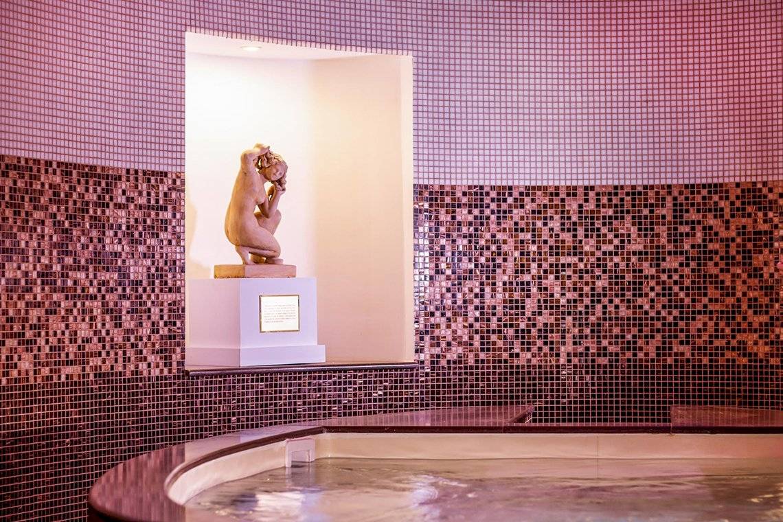Innenpool des Pegasos Deluxe Beach Hotels mit einer Statue