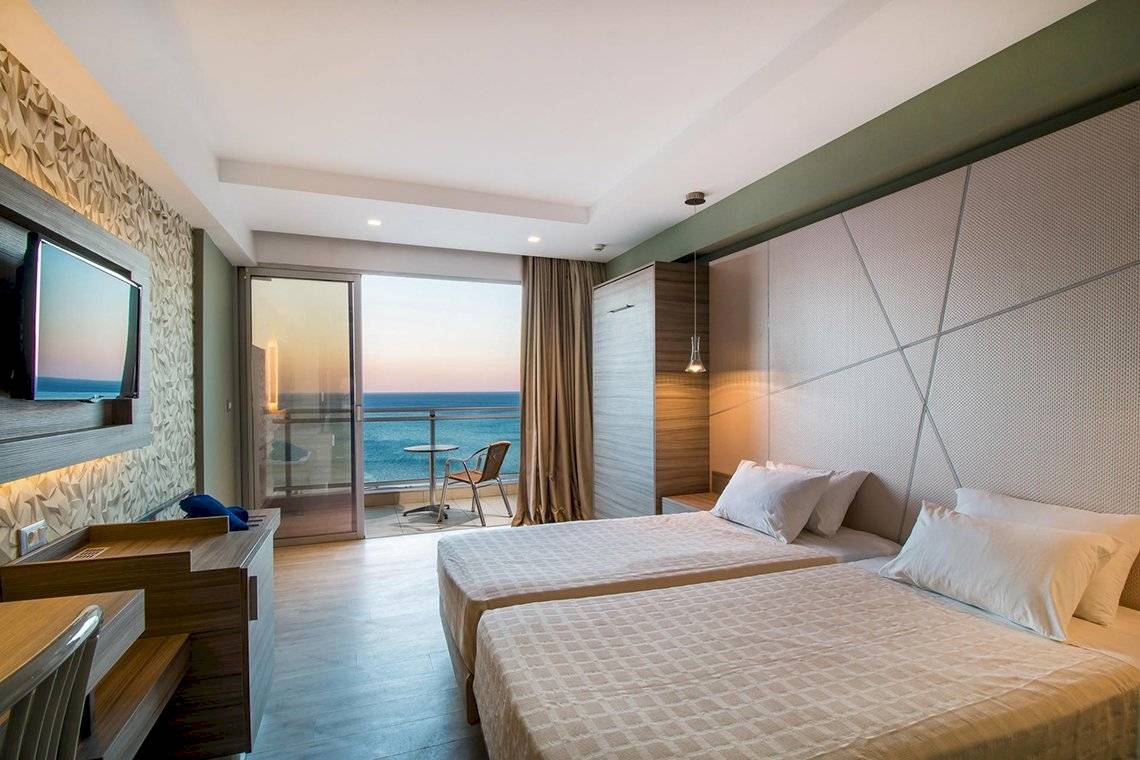Doppelzimmer im Pegasos Deluxe Beach Hotel mit Meerblick, zwei Betten, Fernseher und Balkon