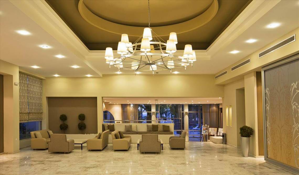Lobby des Kipriotis Hippocrates Hotels mit großer Deckenleuchte und Sofas
