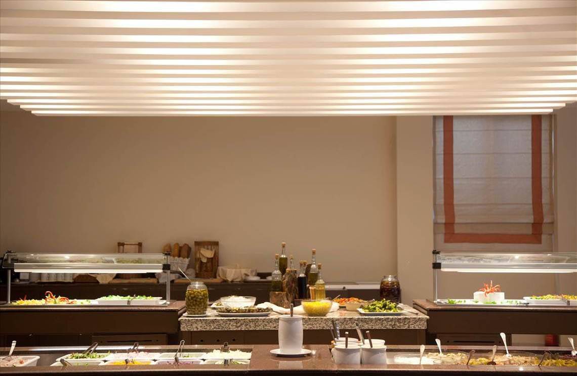 Buffetbereich im Kipriotis Hippocrates Hotel mit verschiedenen Speisen und Gerichten.
