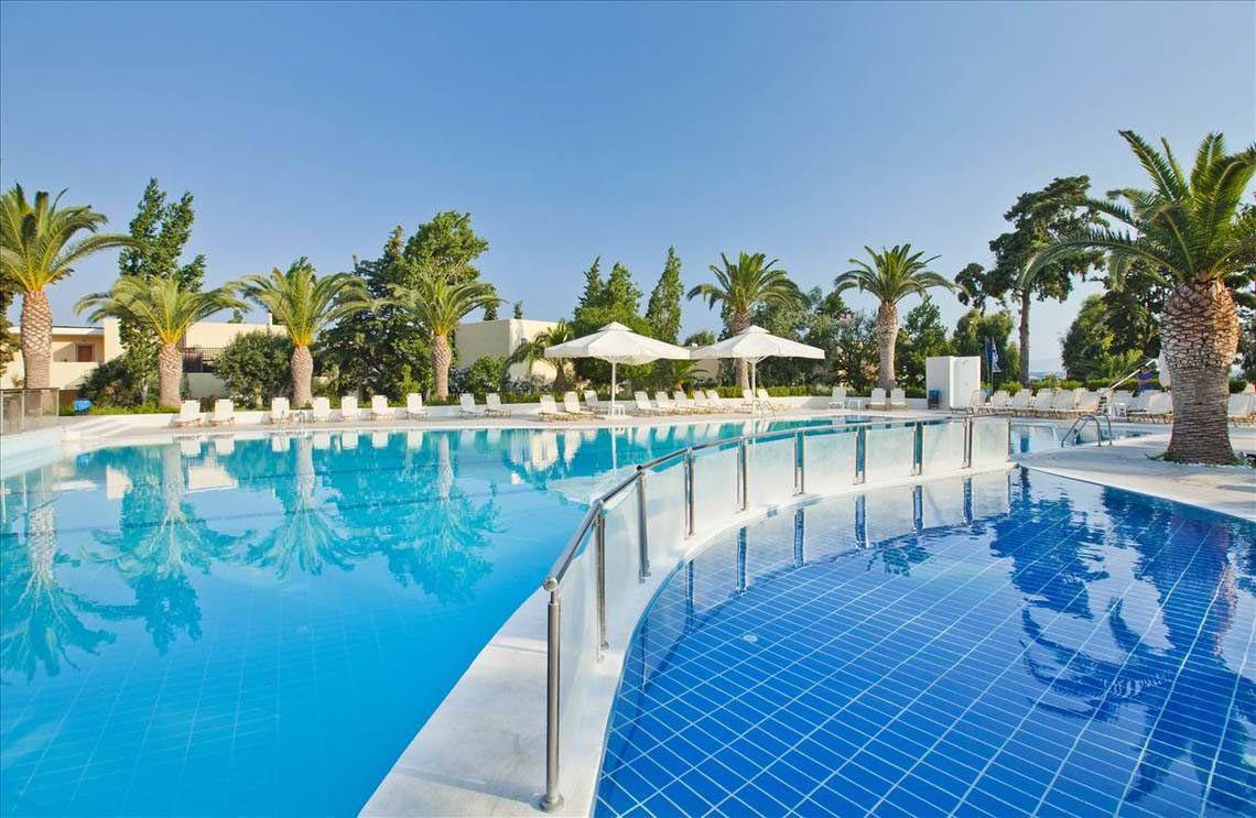 Außenpool des Kipriotis Hippocrates Hotels mit Sonnenliegen und Palmen