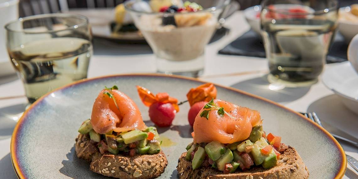 Frühstücksplatte mit Lachs und Avocado im Hotel Myconian Naia
