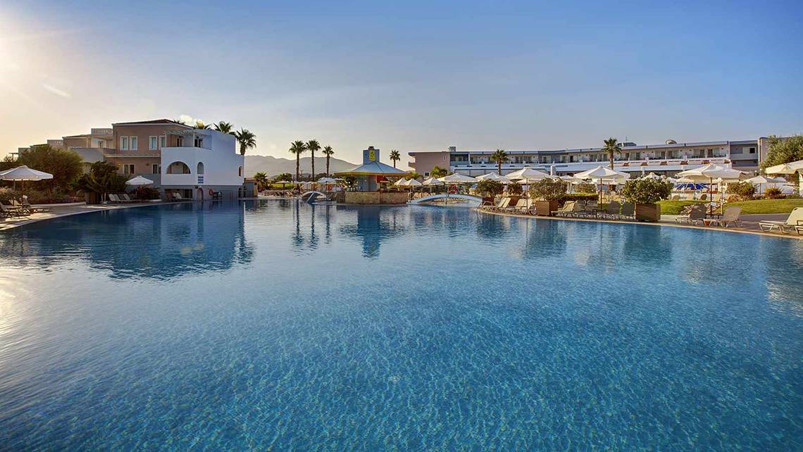 Außenpool des Atlantica Marmari Palace Hotels mit Sonnenliegen und Sonnenschirmen