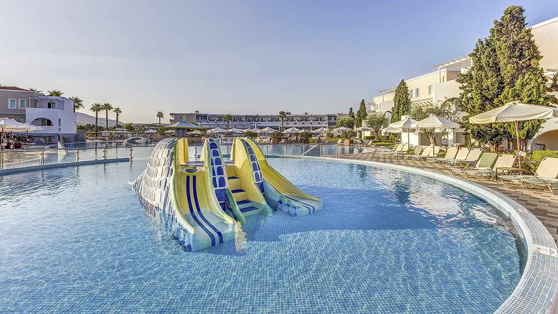 Wasserrutsche im Swimmingpool des Atlantica Marmari Palace Hotels.