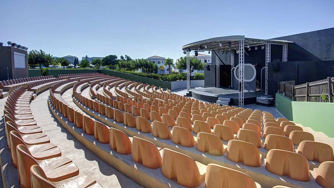 Leerer Theaterplatz mit leeren Sitzreihen und einer Bühne
