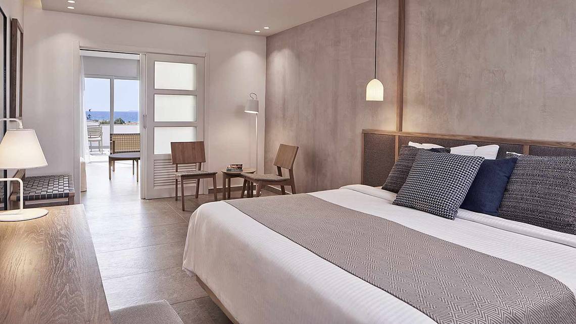 Innenansicht eines Hotelzimmers im Atlantica Marmari Palace mit Blick auf das Meer.