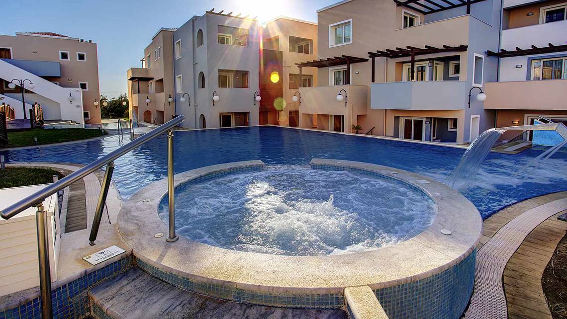 Außenpool mit Wasserfall und Whirlpool im Atlantica Marmari Palace Hotel