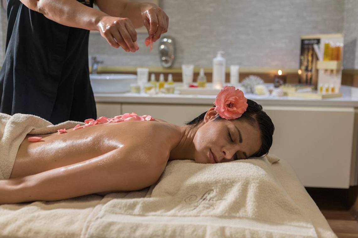 Frau mit Blumen auf dem Kopf im Hotel Cavo Maris Beach
