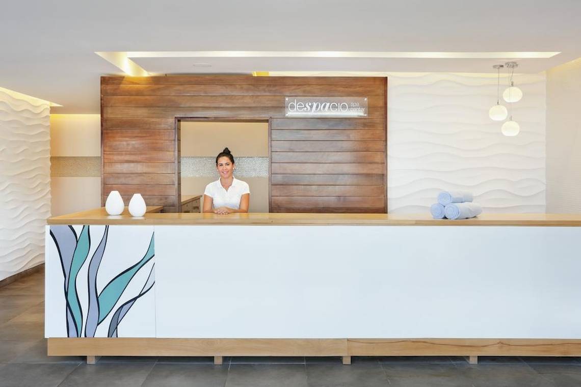 Rezeption von Playa Vista Azul Varadero mit einer Frau und dekorativen Elementen.
