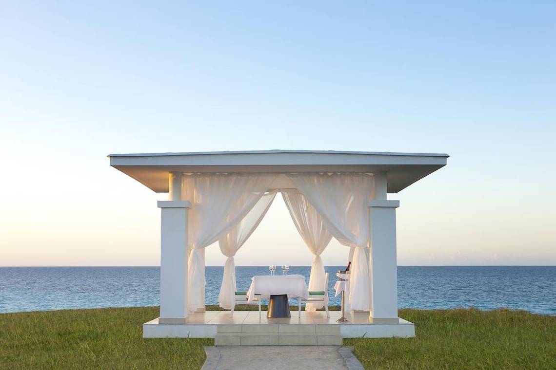 Gazebo mit Tisch und Stühlen am Meer im Playa Vista Azul Varadero Hotel.