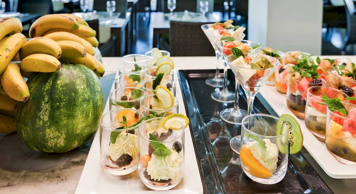 Früchte und Desserts auf dem Buffet im Occidental Jandia Royal Level