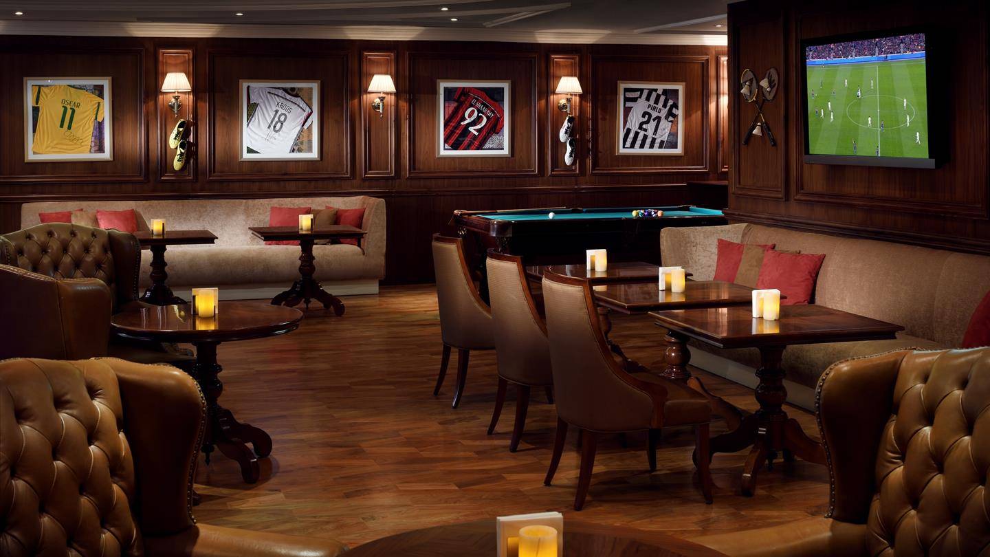 Lobby des Kempinski Hotel Residenzen Palm Jumeirah mit Sofas, Tischen, Fernseher und Billardtisch.