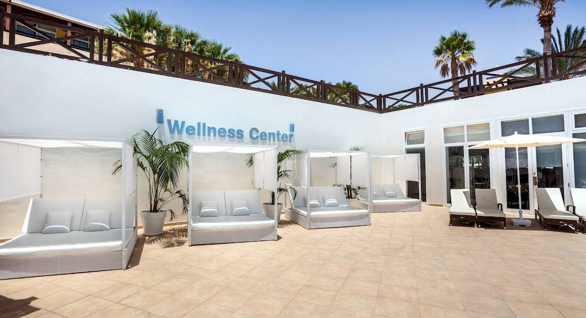 Wellness Center des Occidental Jandia Royal Level mit Liegen und Palmen