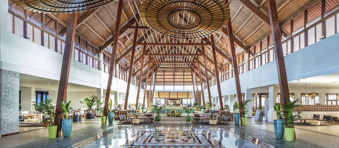 Foyer des Fuerteventura Princess Hotels mit hohen Holzdecken, Wasserbecken und vielen Pflanzen