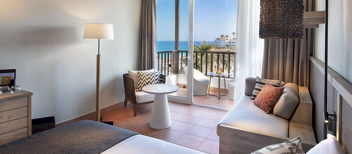 Zimmer im Fuerteventura Princess Hotel mit Blick auf den Ozean und einen Balkon.