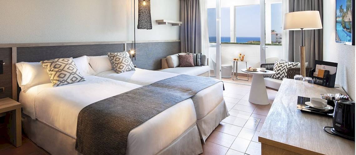 Doppelbettzimmer im Fuerteventura Princess Hotel mit Meerblick und modernen Möbeln.