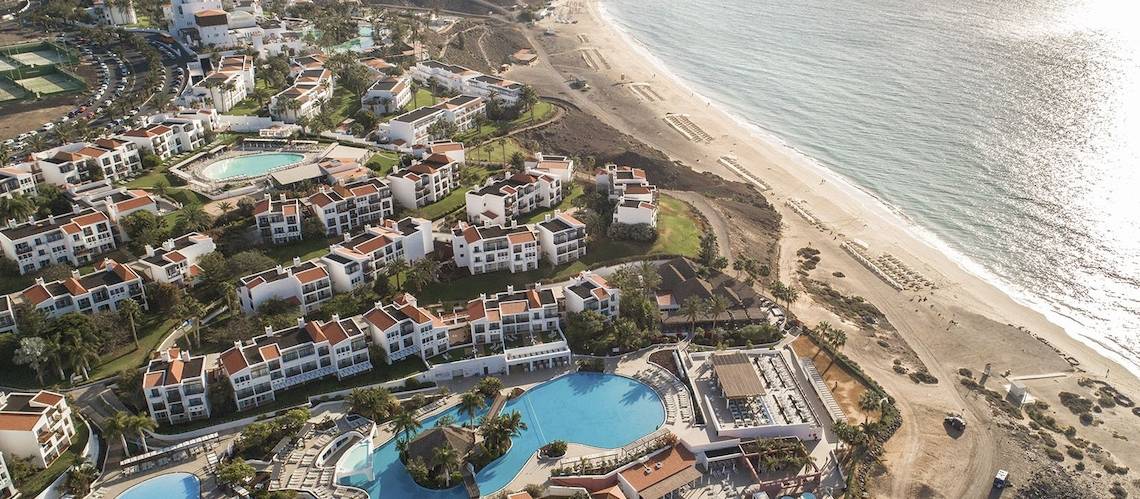 Luftaufnahme des Fuerteventura Princess Hotels mit Swimmingpools und Strand