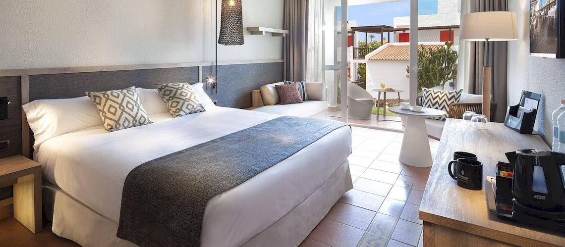 Doppelbettzimmer im Fuerteventura Princess Hotel mit moderner Einrichtung und Blick auf den Garten.