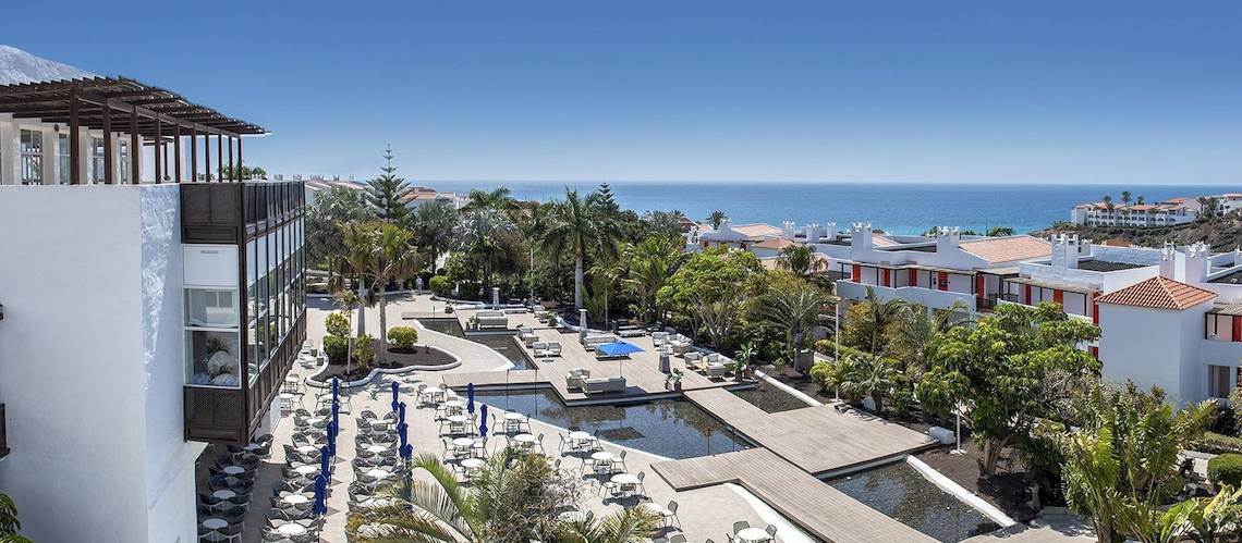 Aussicht auf das Fuerteventura Princess Hotel mit Pool und Meerblick.