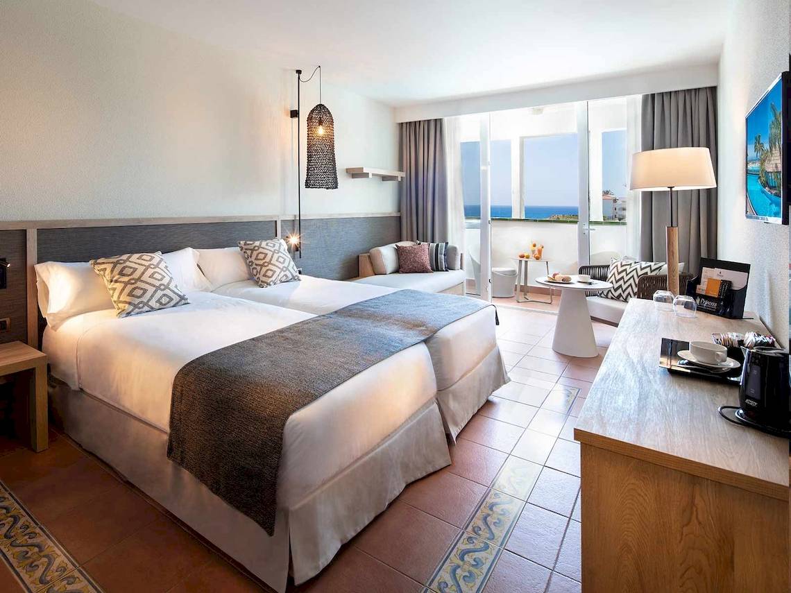Doppelbett-Zimmer im Fuerteventura Princess Hotel mit Meerblick, zeitgenössischem Design und modernen Annehmlichkeiten.