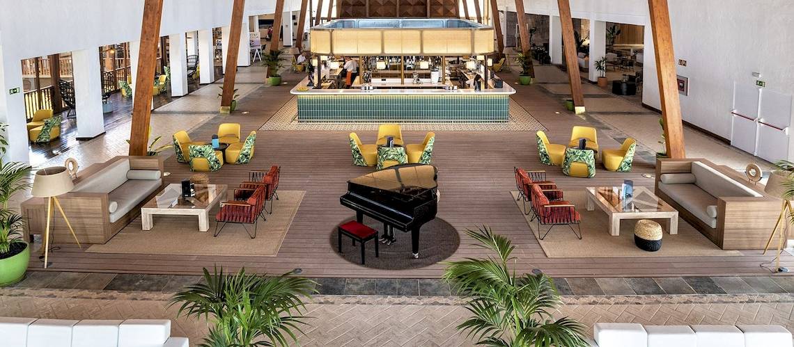Fuerteventura Princess Hotel Lobby mit Bar, Klavier und Loungemöbeln.